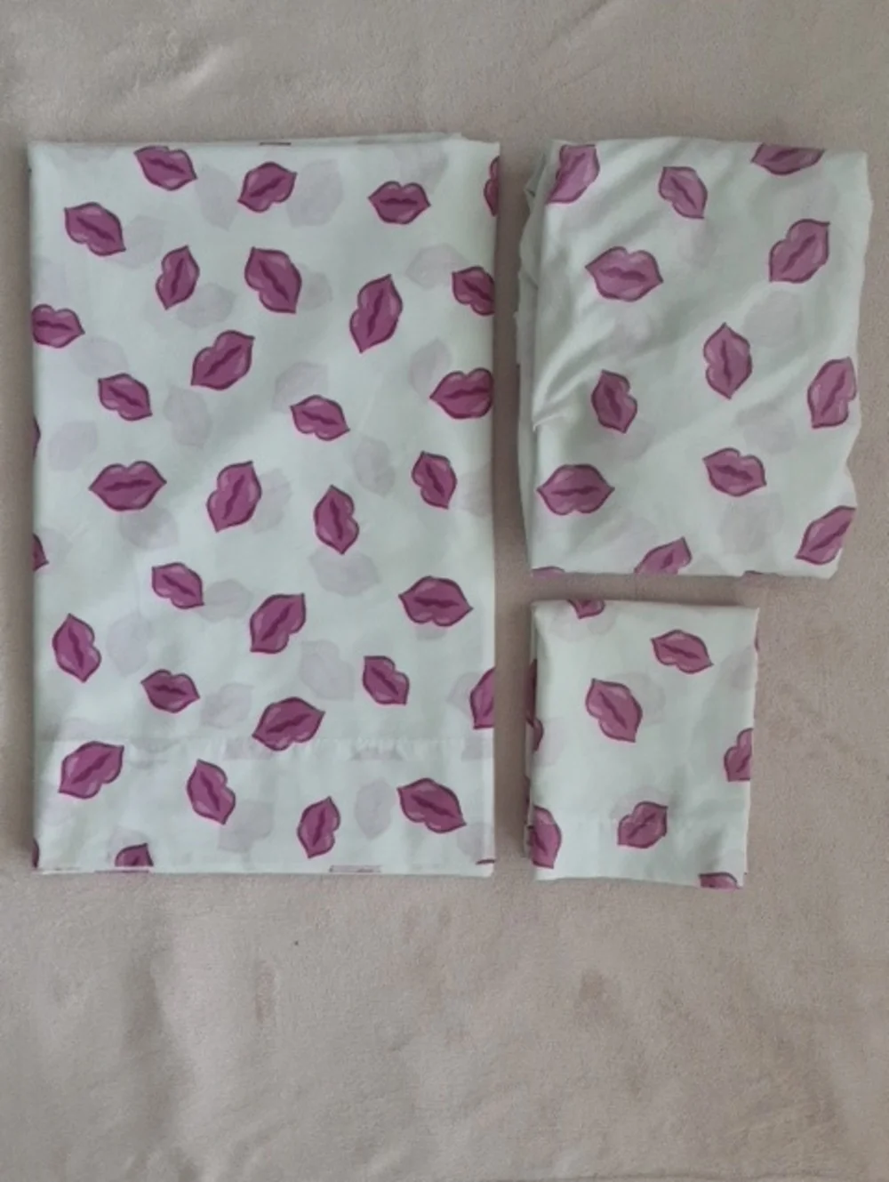 Vintage SPRINGS Fuscia Hot Pink Lips Kisses Twin sheet set NWOT